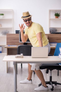 Genç bir erkek işçi iş yerinde geziye hazırlanıyor.