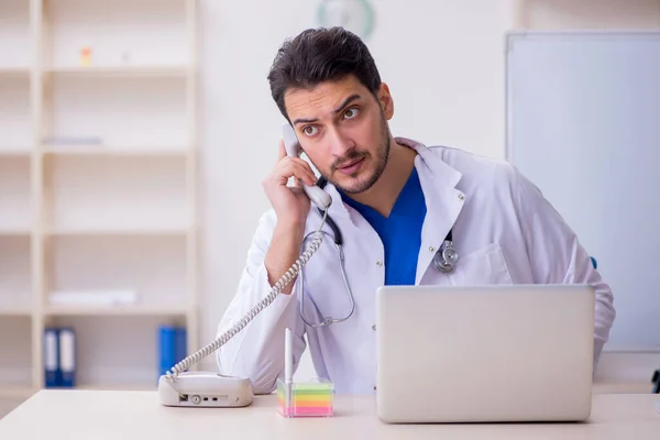 Jeune médecin cardiologue dans la classe — Photo