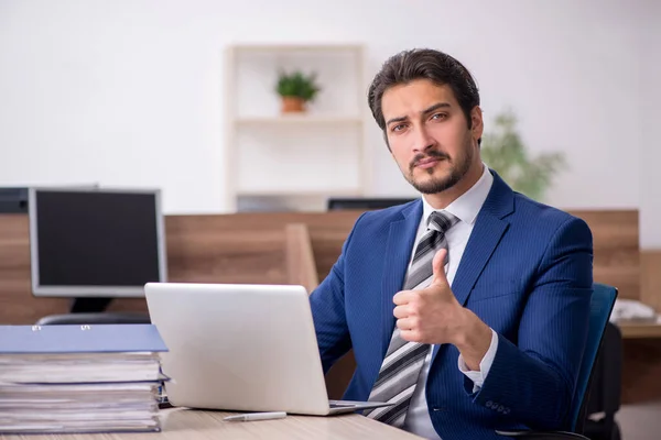 Junge männliche Mitarbeiter und zu viel Arbeit im Büro — Stockfoto