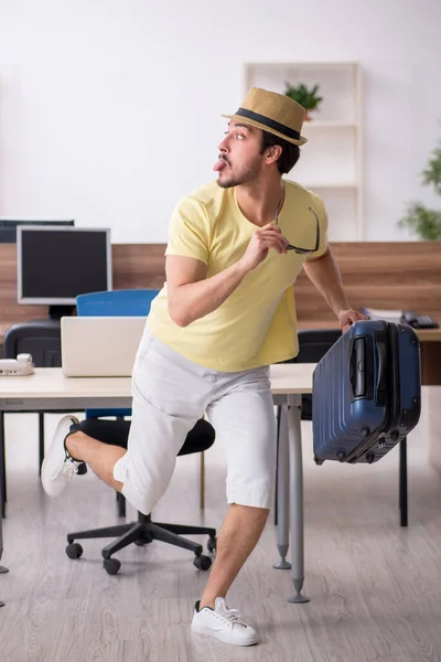 Giovane dipendente maschio che si prepara per il viaggio sul posto di lavoro — Foto Stock