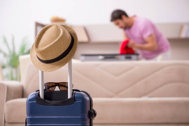 Genç adam eve gitmeye hazırlanıyor.