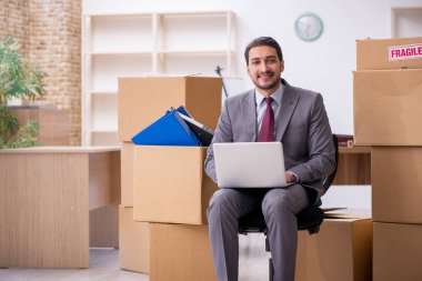 Taşınma konseptinde çalışan genç bir erkek.