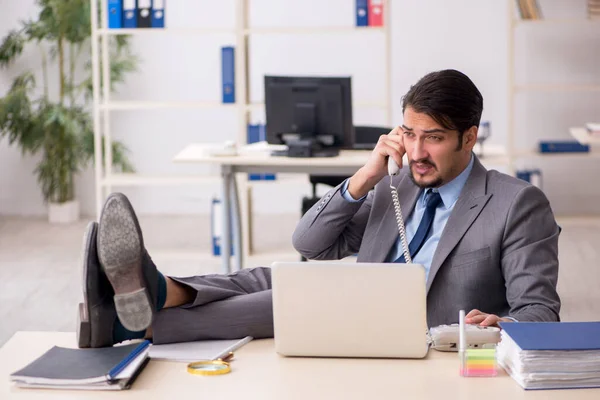 Junge männliche Angestellte im Büro — Stockfoto