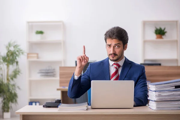 Jeune employé masculin travaillant au bureau — Photo