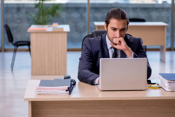 Young businessman employee working in the office — Stock Photo, Image