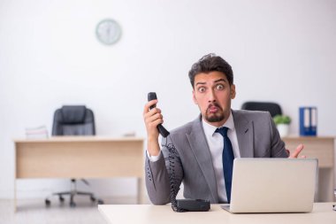 Ofiste çalışan genç bir erkek.