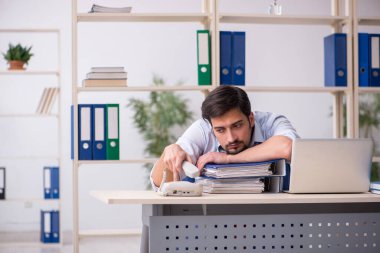 Ofiste çalışan genç bir erkek.