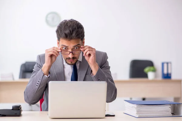 Jeune employé masculin travaillant au bureau — Photo