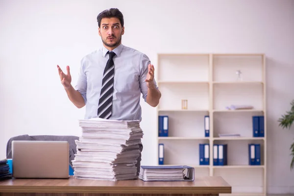 Empleado joven empresario descontento con el trabajo excesivo en la oficina — Foto de Stock