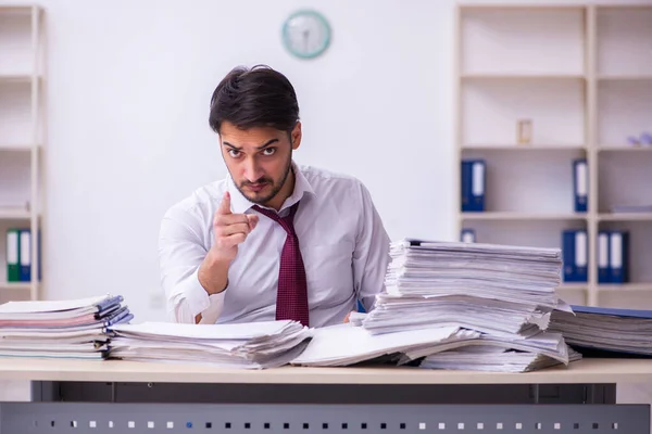 Ung affärsman anställd missnöjd med överdrivet arbete på kontoret — Stockfoto