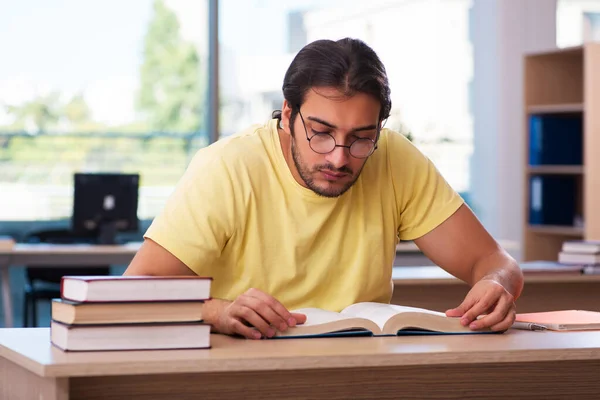 Joven estudiante masculino preparándose para los exámenes en el aula — Foto de Stock