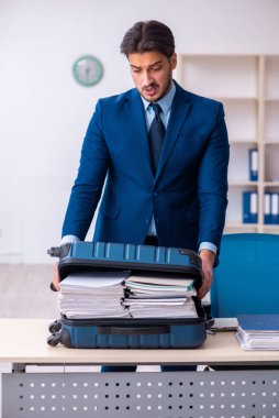 Genç erkek çalışan iş gezisine hazırlanıyor.