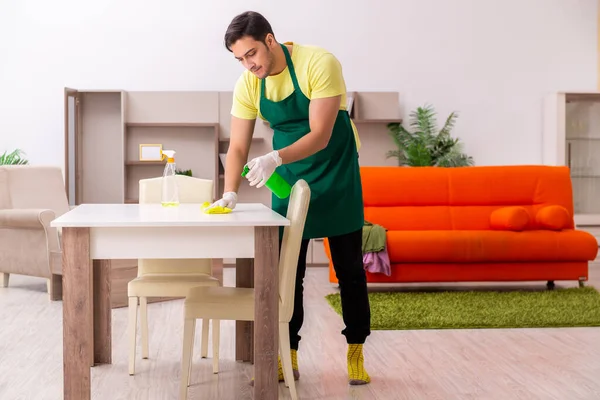 Jonge mannelijke aannemer schoonmaken van het huis binnen — Stockfoto