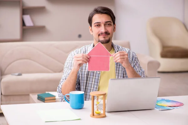 Joven freelancer masculino trabajando desde casa — Foto de Stock