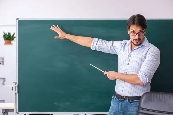 Jovem professor na frente do quadro negro — Fotografia de Stock