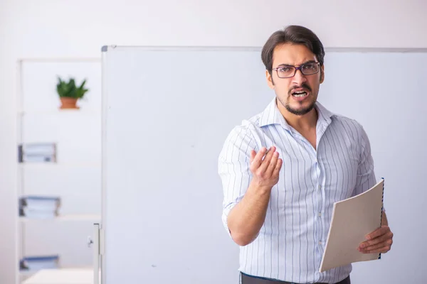 Joven profesor delante de pizarra — Foto de Stock