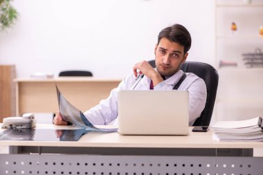 Klinikte çalışan genç bir erkek radyolog.