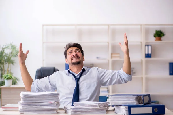 Jovem funcionário masculino infeliz com excesso de trabalho no escritório — Fotografia de Stock