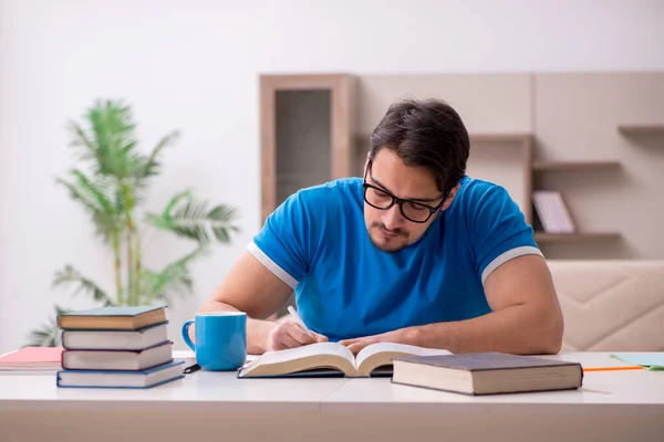 Junge männliche Studenten studieren zu Hause — Stockfoto