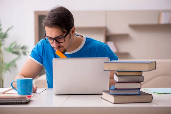 Ung manlig student studerar hemma — Stockfoto