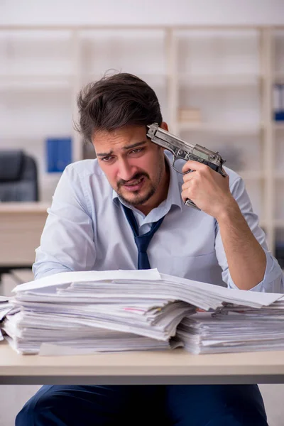 Jovem funcionário masculino infeliz com excesso de trabalho no escritório — Fotografia de Stock