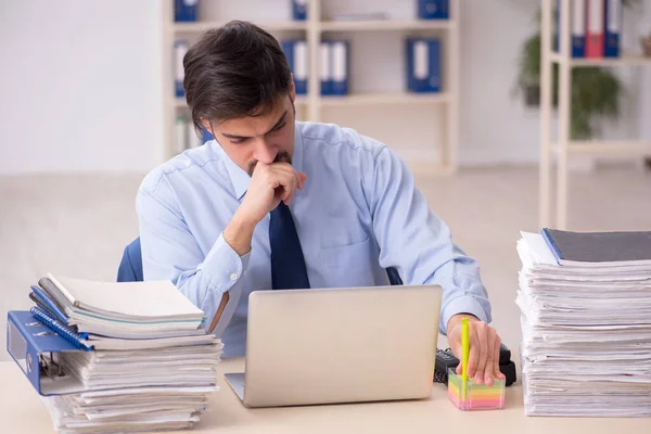 Junge männliche Mitarbeiter und zu viel Arbeit im Büro — Stockfoto