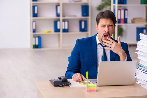 Junge männliche Mitarbeiter und zu viel Arbeit im Büro — Stockfoto