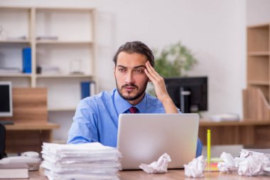 Beyin fırtınası konseptinde genç bir erkek çalışan.