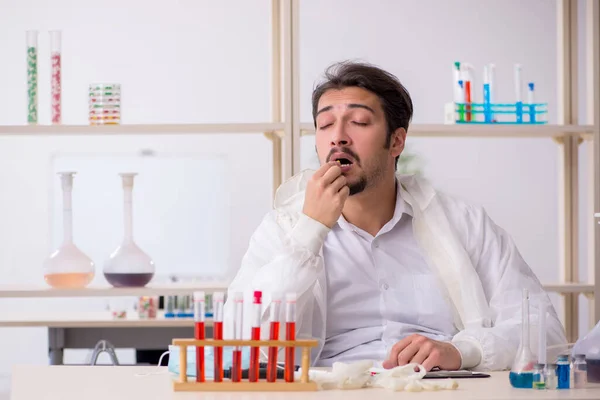 Jonge mannelijke chemicus extreem moe in het lab — Stockfoto