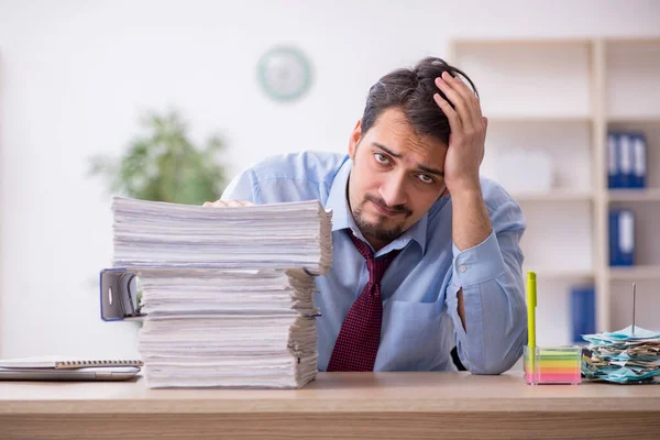 Junge männliche Mitarbeiter und zu viel Arbeit im Büro — Stockfoto