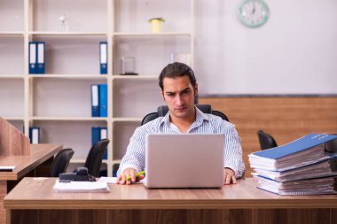 Ofiste çalışan genç bir erkek.