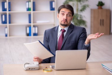 Ofiste çalışan genç bir erkek.