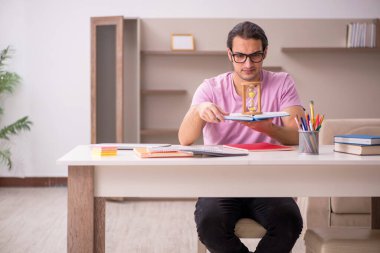 Zaman yönetimi konseptinde genç bir erkek öğrenci