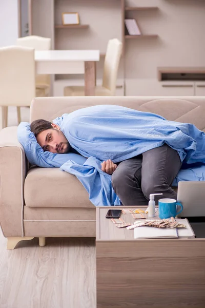 Joven sintiéndose mal en casa — Foto de Stock