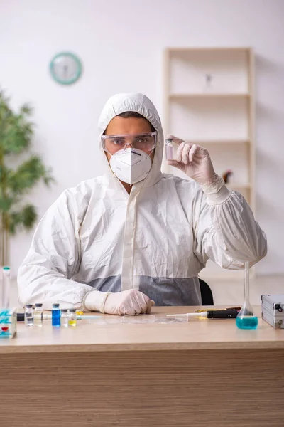 Jonge mannelijke chemicus werkt in het lab tijdens een pandemie — Stockfoto