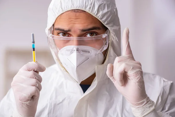 Młody chemik w koncepcji szczepień podczas pandemii — Zdjęcie stockowe