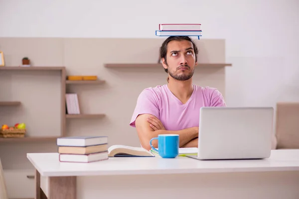 Junge männliche Studenten bereiten sich zu Hause auf Prüfungen vor — Stockfoto