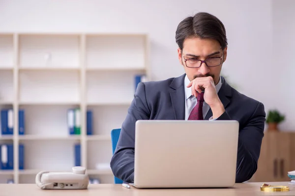 Jeune employé masculin travaillant au bureau — Photo