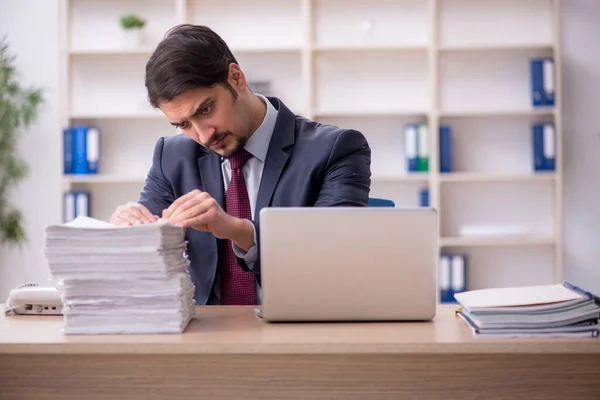 Giovane dipendente maschile che lavora in ufficio — Foto Stock