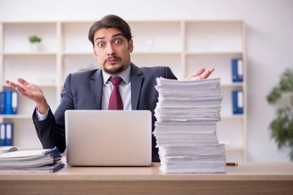 Junge männliche Angestellte im Büro — Stockfoto