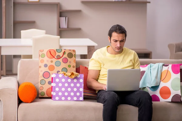 Joven pidiendo cajas de regalo a través de Internet —  Fotos de Stock