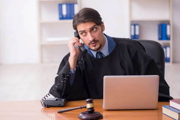 Jonge mannelijke rechter werkt in de rechtszaal — Stockfoto