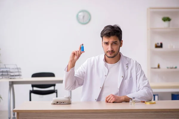 Junger Chemiker mit Fläschchen — Stockfoto