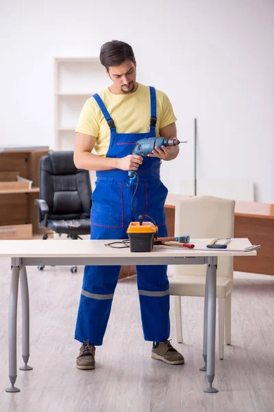 Joven carpintero masculino trabajando en la oficina —  Fotos de Stock