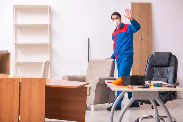 Jeune menuisier travaillant au bureau pendant une pandémie — Photo