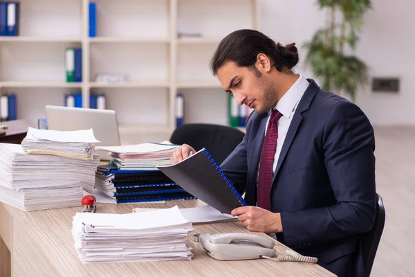 Giovane dipendente maschio infelice con il lavoro eccessivo — Foto Stock