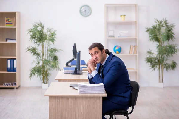 Jonge mannelijke werknemer werkzaam in het kantoor — Stockfoto