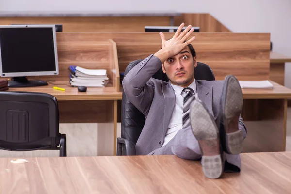 Jeune homme d'affaires employé assis dans le bureau — Photo