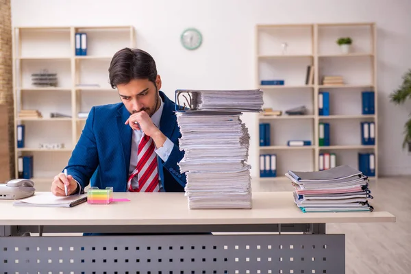 Jovem empresário empregado infeliz com excesso de trabalho no escritório — Fotografia de Stock