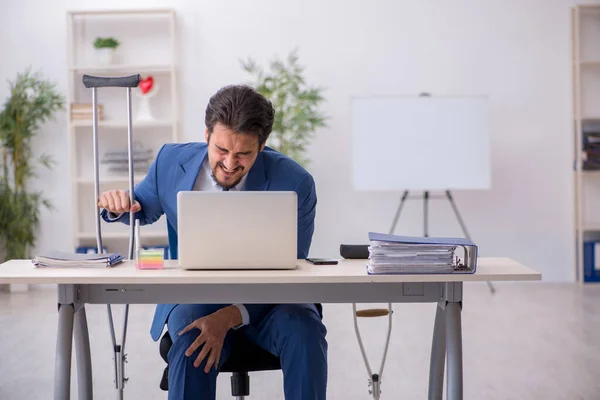 Jovem trabalhador masculino após acidente no local de trabalho — Fotografia de Stock